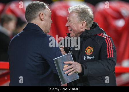 Nottingham, Royaume-Uni. 25th janvier 2023. Steve Cooper, directeur de Nottingham Forest, tremble les mains avec l'entraîneur adjoint de Manchester United Steve McClaren pendant le match semi-finale de la Carabao Cup Nottingham Forest vs Manchester United à City Ground, Nottingham, Royaume-Uni, 25th janvier 2023 (photo de Craig Thomas/News Images) à Nottingham, Royaume-Uni le 1/25/2023. (Photo de Craig Thomas/News Images/Sipa USA) crédit: SIPA USA/Alay Live News Banque D'Images