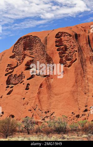436 ensembles de trous formant des dessins mystérieux sur Uluru-Ayers Rock vus de la promenade de base. NT-Australie. Banque D'Images