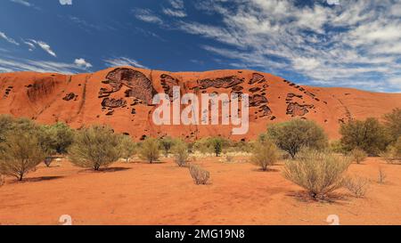 438 ensembles de trous formant des dessins mystérieux sur Uluru-Ayers Rock vus de la promenade de base. NT-Australie. Banque D'Images