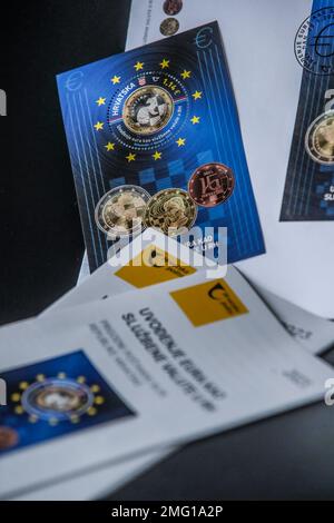 À l'occasion de l'introduction de l'euro en Croatie, la poste croate a émis un bloc postal avec un timbre rond, montrant le motif du côté national de la pièce d'un euro. Le bloc postal a été imprimé en 50 000 exemplaires. L'auteur du bloc est le concepteur de Zagreb Dean Roksandic photo: Slavko Midzor/PIXSELL Banque D'Images