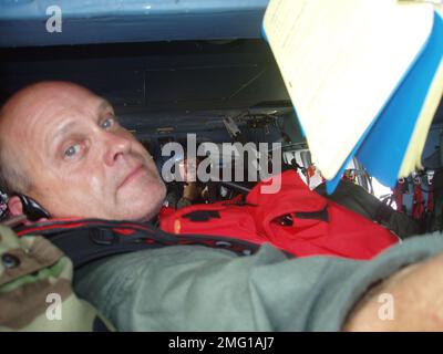 Personnel de la Garde côtière - divers - 26-HK-90-203. Coast Guardsman en avion. Ouragan Katrina Banque D'Images