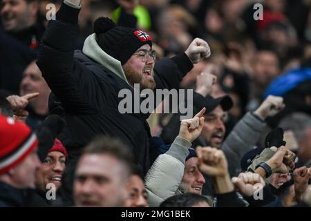 Les fans de Manchester United célèbrent Marcus Rashford #10 du but de Manchester United lors du match demi-finale de la Carabao Cup Nottingham Forest vs Manchester United à City Ground, Nottingham, Royaume-Uni, 25th janvier 2023 (photo de Craig Thomas/News Images) Banque D'Images