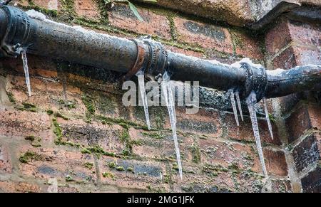 Des glaçons se forment sur le tuyau de vidange par temps froid d'hiver. Banque D'Images