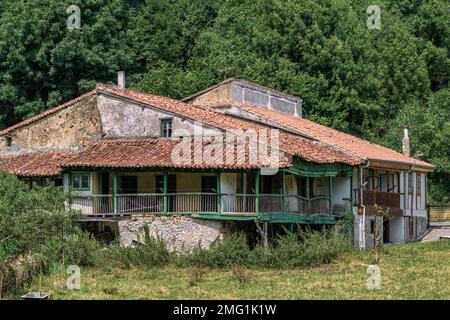 Maison de campagne résidentielle isolée abandonnée en ruine dans la vallée de collado de l'Ason dans la municipalité d'Arredondo, Cantabrie, Espagne, Europe Banque D'Images