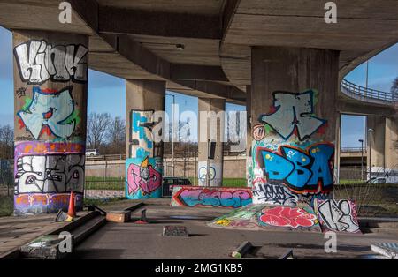 Piliers recouverts de graffitis sous l'autoroute M8 à Glasgow, en Écosse. Banque D'Images