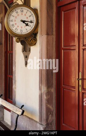 Gros plan horloge ancienne à la porte de l'ancienne gare dans la ville de Puente Viesgo, Cantabrie, Espagne, Europe Banque D'Images