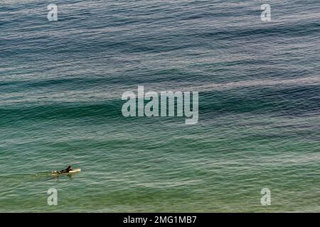 Un homme en mer pratiquant le surf sur la plage de Langre dans la province de Santander, communauté autonome de Cantabrie, Espagne, Europe Banque D'Images