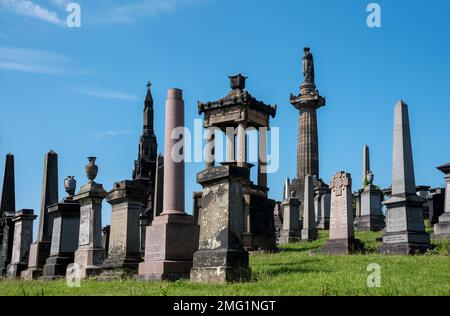 Un groupe des nombreuses pierres de tête et tombes dans la nécropole de Glasgow, en Écosse Banque D'Images