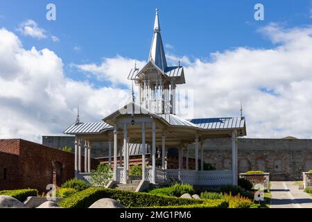 Bâtiment d'été de style ottoman (arbrour) avec colonnes blanches, tour et balcons en bois ajourés dans la cour du château d'Akhaltsikhe (Rabati), Géorgie Banque D'Images