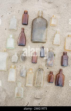 Bouteilles récupérées à Glass Bottle Beach, Dead Horse Bay, Brooklyn, New York, États-Unis Banque D'Images