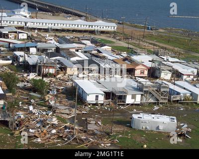 Séquelles - divers - aériennes - 26-HK-49-128. Vue aérienne de logements mobiles détruits près du golfe. Ouragan Katrina Banque D'Images