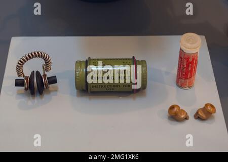 Équipement de protection de la marine, y compris le kit anti-gradation MK7, les clips de nez et les bouchons d'oreilles pour plongeurs dans le chantier naval historique de Chatham, Kent, Royaume-Uni. Banque D'Images