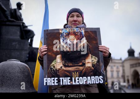 Cracovie, Pologne. 25th janvier 2023. Une femme tient la bannière "Free the Leopards" lors d'une manifestation de solidarité avec l'Ukraine sur la place principale le jour 336 de l'invasion russe sur l'Ukraine. Cracovie, Pologne sur 25 janvier 2023. Credit: Beata Zawrzel/Alay Live News Banque D'Images