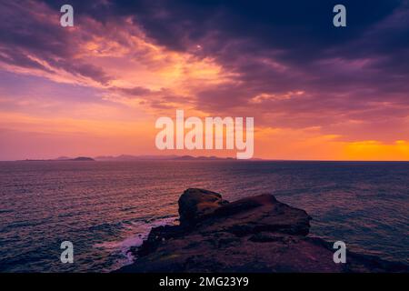 Vue sur le coucher du soleil depuis Playa Blanca, Lanzarote. Dans la distance au-dessus de la mer est Fuerteventura. Banque D'Images