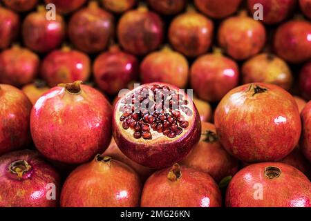 Gros plan des grenades à pieux sur le comptoir du marché. Agriculture, jardinage. Mode de vie sain, alimentation, concept de vitamine organique Banque D'Images