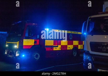 Bantry, West Cork, Irlande, mercredi 25 janvier 2023 ; Une voiture a pris feu dans le parking au-dessus du magasin Supervalu à Bantry ce soir. Le magasin a été évacué tandis que les membres de la brigade des pompiers de Bantry ont éteint le feu. L'incendie a été rapidement éteint par l'équipe d'incendie, avec 2 moteurs d'incendie et un camion-citerne et l'atelier a rouvert après un contrôle approfondi par le personnel. Credit ED/Alamy Live News Banque D'Images