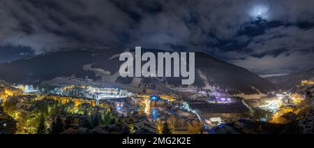 Panorama avec la ville d'El Tarter. Hôtels, centres de villégiature et bâtiments résidentiels éclairés par des lumières de rue la nuit. Vacances d'hiver au ski, Andorre, Pyrénées Banque D'Images