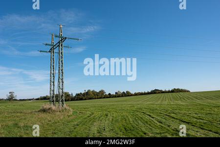 Transmission haute tension, câblage sur un champ vert au Danemark, 10 octobre 2022 Banque D'Images