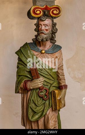Sculpture en bois peint de St. Pierre avec une clé dans l'église d'Elmelunde, Danemark, 10 octobre 2022 Banque D'Images