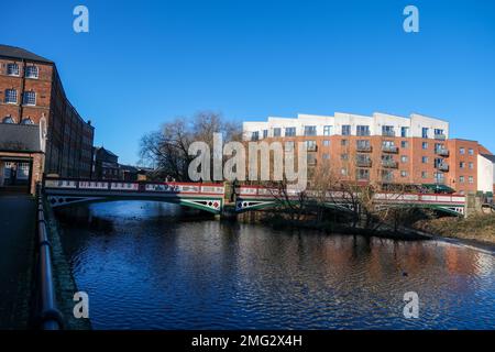 Vues sur l'île Kelham à Sheffield au fur et à mesure que de nouvelles ouvertures d'affaires et des terrains résidentiels sont construits Banque D'Images