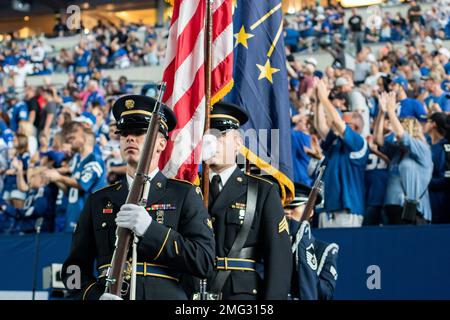 Les soldats et les aviateurs de la Garde nationale de l'Indiana présentent les couleurs nationales et nationales pour la cérémonie d'ouverture de l'ouvre-maison du Indianapolis Colts. Banque D'Images