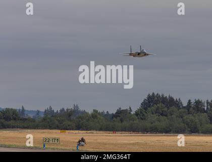 Une paire de F-15Cs, affectée à la 142nd Escadre de la Garde nationale aérienne de l’Oregon, à la base de la Garde nationale aérienne de Portland, effectue plusieurs vols à l’occasion du salon international de l’aviation de l’Oregon, à McMinnville, en Oregon, le 20 août 2022. La Garde nationale aérienne de l'Oregon entretient deux ailes volantes, l'une située à l'aéroport international de Portland, et l'aile 173rd Fighter, une unité d'entraînement F-15, est située à Klamath Falls. Banque D'Images