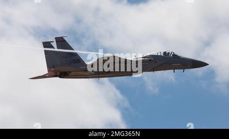 Une paire de F-15Cs, affectée à la 142nd Escadre de la Garde nationale aérienne de l’Oregon, à la base de la Garde nationale aérienne de Portland, effectue plusieurs vols à l’occasion du salon international de l’aviation de l’Oregon, à McMinnville, en Oregon, le 20 août 2022. La Garde nationale aérienne de l'Oregon entretient deux ailes volantes, l'une située à l'aéroport international de Portland, et l'aile 173rd Fighter, une unité d'entraînement F-15, est située à Klamath Falls. Banque D'Images