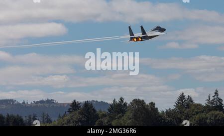 Une paire de F-15Cs, affectée à la 142nd Escadre de la Garde nationale aérienne de l’Oregon, à la base de la Garde nationale aérienne de Portland, effectue plusieurs vols à l’occasion du salon international de l’aviation de l’Oregon, à McMinnville, en Oregon, le 20 août 2022. La Garde nationale aérienne de l'Oregon entretient deux ailes volantes, l'une située à l'aéroport international de Portland, et l'aile 173rd Fighter, une unité d'entraînement F-15, est située à Klamath Falls. Banque D'Images