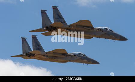 Une paire de F-15Cs, affectée à la 142nd Escadre de la Garde nationale aérienne de l’Oregon, à la base de la Garde nationale aérienne de Portland, effectue plusieurs vols à l’occasion du salon international de l’aviation de l’Oregon, à McMinnville, en Oregon, le 20 août 2022. La Garde nationale aérienne de l'Oregon entretient deux ailes volantes, l'une située à l'aéroport international de Portland, et l'aile 173rd Fighter, une unité d'entraînement F-15, est située à Klamath Falls. Banque D'Images