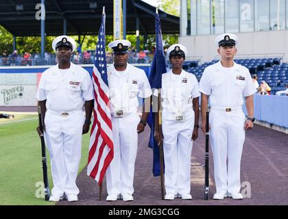 220820-N-ZV473-1220 (NORFOLK, Virginie) 20 août 2022 les membres de la Navy Color Guard se tiennent sur le terrain de baseball de Norfolk Tides avant la cérémonie de la nuit des Tides Navy le 20 août 2022. Navy Night est un événement annuel avec des invités spéciaux de la marine américaine participant aux cérémonies d'ouverture. Naval Station Norfolk, US Fleet Forces Command, Banque D'Images