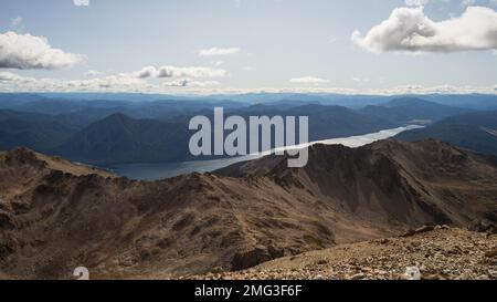 Vue panoramique sur les montagnes alpines vue sur le lac Rotoroa vue depuis le pic d'Angelus dans le parc national des lacs de Saint Arnaud Nelson Tasman South Island Nouvelle zèle Banque D'Images