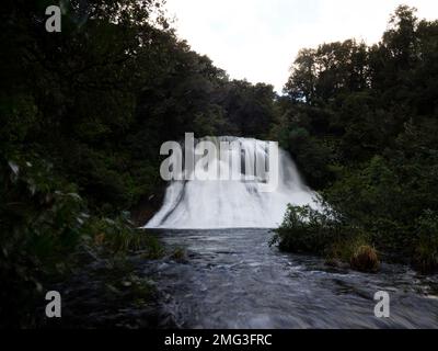 Photo de longue exposition de la chute d'eau d'Aniwaniwa Falls près du lac Waikaremoana dans le parc national de te Urewera Hawkes Bay Île du Nord Nouvelle-Zélande Banque D'Images