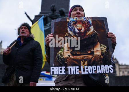 Cracovie, Pologne. 25th janvier 2023. Les citoyens et les partisans ukrainiens assistent à une manifestation de solidarité avec l'Ukraine sur la place principale le 336 jour de l'invasion russe sur l'Ukraine. Cracovie, Pologne sur 25 janvier 2023. Aujourd'hui, l'Allemagne a finalement décidé d'exporter plus d'une douzaine de ses chars de bataille Leopard 2 vers l'Ukraine. (Credit image: © Beata Zawrzel/ZUMA Press Wire) USAGE ÉDITORIAL SEULEMENT! Non destiné À un usage commercial ! Banque D'Images