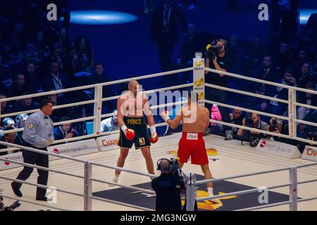 28-11-2015 Düsseldorf Allemagne. Tyson Fury se tient contre Klitschko avec les mains en position basse. L'arbitre Tony Weeks au ring Merkur Spiel-Arena Banque D'Images