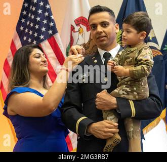 ÉTATS-UNIS Réserve de l'armée 2nd le lieutenant Abhinav Jorhi de Chicago a son nouveau rang épinglé par son épouse Arti et son fils Jace. Vingt-deux soldats de la Garde nationale de l'armée de l'Illinois et un américain Le soldat de réserve de l'armée a obtenu son diplôme du 129th Regiment (Institut régional d'entraînement) le 21 août, en répondant aux exigences de leadership et d'éducation militaire à mettre en service en tant qu'américain Officiers de l'armée. L'Illinois National Guard's Officer candidate School transforme les officiers non commissionnés inscrits et les civils qualifiés en États-Unis Officiers de l'armée. Les futurs leaders terminent plus de 661 heures de formation en classe et sur le terrain Banque D'Images