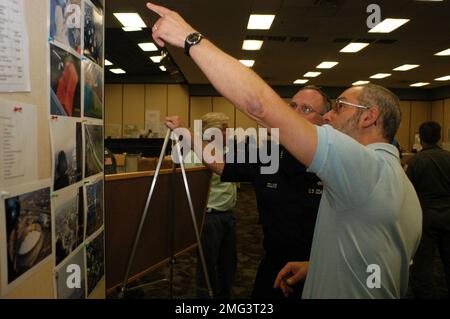 Visite de l'amiral Collins - 26-HK-3-6. L'amiral Collins parle au civil dans un bâtiment de type JFO. Ouragan Katrina Banque D'Images