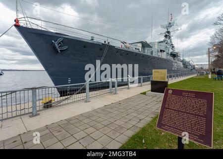 Le légendaire NCSM Haida, un destroyer de classe Tribal, est le navire de guerre le plus célèbre du Canada. Il a servi dans la Seconde Guerre mondiale, la guerre de Corée et la guerre froide. Banque D'Images