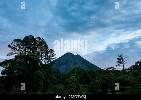 Lever du soleil au volcan Arenal, Parc national du volcan Arenal, Alajuela, Costa Rica. Banque D'Images