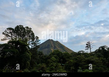 Volcan Arenal au lever du soleil, Parc national du volcan Arenal, Alajuela, Costa Rica. Banque D'Images