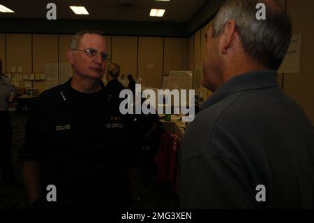 Visite de l'amiral Collins - 26-HK-3-13. L'amiral Collins parle avec un cilien dans un bâtiment de type JFO. Ouragan Katrina Banque D'Images