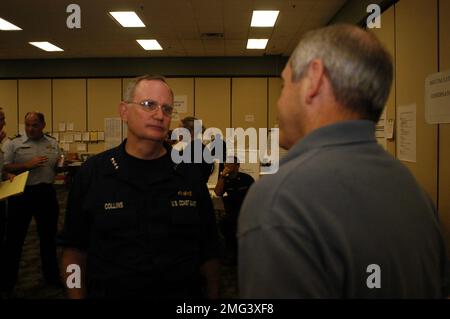 Visite de l'amiral Collins - 26-HK-3-14. L'amiral Collins parle avec un cilien dans un bâtiment de type JFO. Ouragan Katrina Banque D'Images