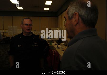 Visite de l'amiral Collins - 26-HK-3-12. L'amiral Collins parle avec un cilien dans un bâtiment de type JFO. Ouragan Katrina Banque D'Images