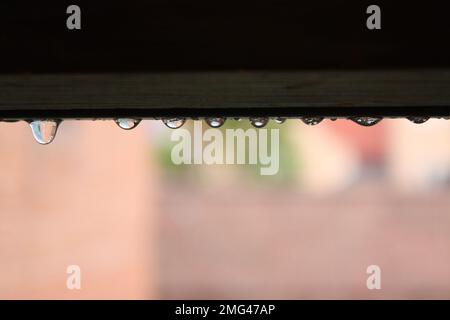 Gouttes d'eau sur la fenêtre avec fond de vie urbain flou. Mise au point claire à l'intérieur des gouttelettes d'eau. Titre : essayez de ne pas droplet Banque D'Images