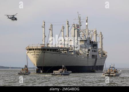 Fort Eustis, Virginie, États-Unis. 12th janvier 2023. ÉTATS-UNIS Marines, avec l'unité expéditionnaire maritime (UMM) de 26th, dirige les opérations de la Force d'assaut de bateau (BAF) lors d'un cours de visite, de conseil, de recherche et de saisie (VBSS) à fort Eustis, en Virginie, en janvier. 12, 2023. Marines, avec le MSPF et l'équipe d'atterrissage du Bataillon 1/6, ont mené des opérations de la BAF afin de renforcer leurs qualifications pour mener des opérations de la VBSS au cours du prochain déploiement avec le MEU de 26th. Le cours VBSS est conçu pour former le MSPF et les facilitateurs de soutien à l'ensemble du Groupe de travail sur le sol aérien marin (GTFA) afin d'effectuer l'interception maritime Banque D'Images