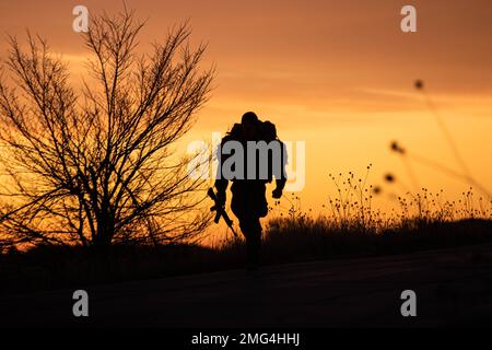 Fort Carson, Colorado, États-Unis. 15th décembre 2022. Un soldat effectue une marche de 12 km durant le meilleur concours de sapeur de la division d'infanterie 4th, le 13 décembre 2022, à fort Carson, au Colorado. La concurrence met les concurrents au défi de représenter le 4th Inf. Div. Se préparer à la compétition du meilleur Sapper de l'Armée de terre, au cours des épreuves d'effort maximum pour identifier le plus physiquement capable, techniquement solide, tactiquement compétent et en forme de soldat. (Image de crédit : © Matthew Marsilia/États-Unis Armée/ZUMA Press Wire Service) USAGE ÉDITORIAL SEULEMENT! Non destiné À un usage commercial ! Banque D'Images
