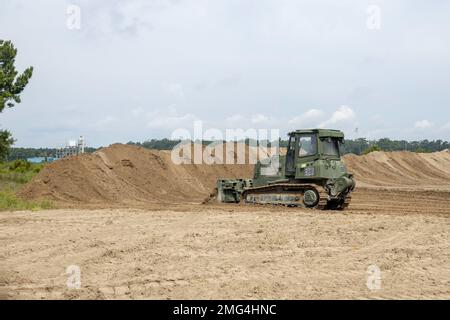 ÉTATS-UNIS Lance du corps maritime le Cpl Caleb Daugherty, un exploitant d'équipement lourd du Bataillon de logistique de combat (BLC) 22, Régiment de logistique de combat 2, 2nd Marine Logistics Group, exploite un bulldozer D6K lors d'une évaluation de préparation au combat du corps marin (MCCRE) sur l'aérodrome de Bugue, en Caroline du Nord, le 21 août 2022. Le MCCRE de CLB-22 est l'évaluation finale du bataillon pour démontrer la préparation au combat par la compétence dans les tâches essentielles de la mission de base avant qu'ils commencent un changement de contrôle opérationnel (CHOP) à l'unité expéditionnaire maritime de 26th. Banque D'Images