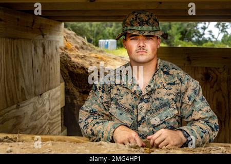 ÉTATS-UNIS Corps maritime lance le Cpl Caleb Daugherty, un exploitant d'équipement lourd du bataillon de logistique de combat (BLC) 22, Régiment de logistique de combat 2, 2nd Marine Logistics Group, pose une photo en participant à une évaluation de la préparation au combat du corps maritime (MCCRE) sur le terrain d'aviation de Bougue, en Caroline du Nord, le 21 août 2022. Le MCCRE de CLB-22 est l'évaluation finale du bataillon pour démontrer la préparation au combat par la compétence dans les tâches essentielles de la mission de base avant qu'ils commencent un changement de contrôle opérationnel (CHOP) à l'unité expéditionnaire maritime de 26th. Banque D'Images