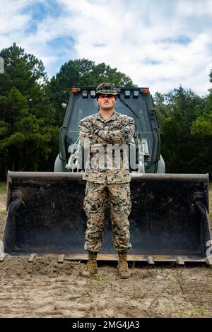 ÉTATS-UNIS Corps maritime lance le Cpl Caleb Daugherty, un exploitant d'équipement lourd du bataillon de logistique de combat (BLC) 22, Régiment de logistique de combat 2, 2nd Marine Logistics Group, pose une photo en participant à une évaluation de la préparation au combat du corps maritime (MCCRE) sur le terrain d'aviation de Bougue, en Caroline du Nord, le 21 août 2022. Le MCCRE de CLB-22 est l'évaluation finale du bataillon pour démontrer la préparation au combat par la compétence dans les tâches essentielles de la mission de base avant qu'ils commencent un changement de contrôle opérationnel (CHOP) à l'unité expéditionnaire maritime de 26th. Banque D'Images