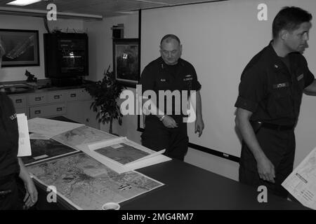 Vice-amiral Thad Allen et capitaine Bruce Jones - 26-HK-13-7. VADM Thad Allen dans une salle de conférence de type JOC. Ouragan Katrina Banque D'Images