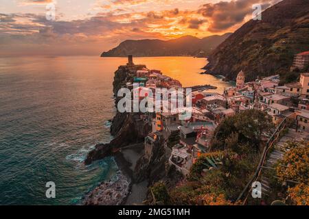 Vernazza village, vue aérienne sur le coucher du soleil, paysage marin dans cinq terres, Parc National des Cinque Terre, la Ligurie Italie Europe. Banque D'Images